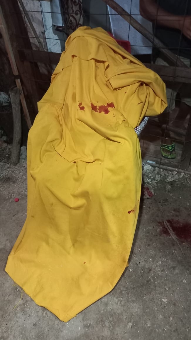 La víctima de 50 años de edad estaba sentada en una silla y tapada con una sábana de color amarillo