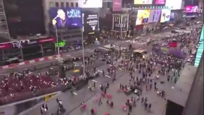 Decenas de personas corrieron del peligro durante el tiroteo