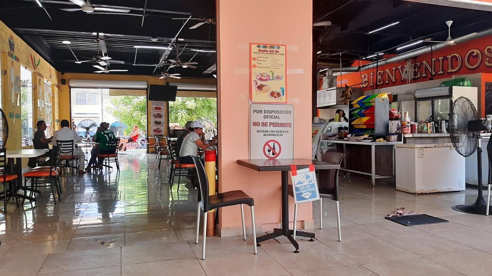 En algunos restaurantes se coloca el menú en la pared para poder elegir su orden En algunos restaurantes se coloca el menú en la pared para poder elegir su orden