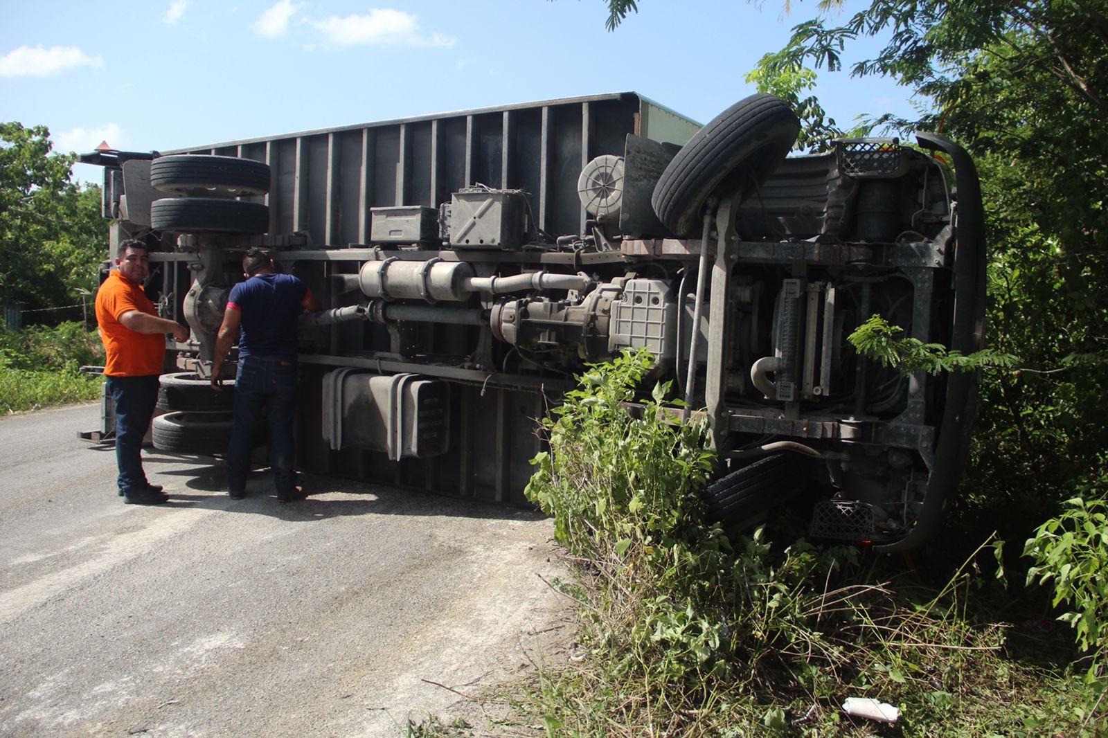 Camión se vuelca sobre la autopista cerca de la colonia Tres Reyes