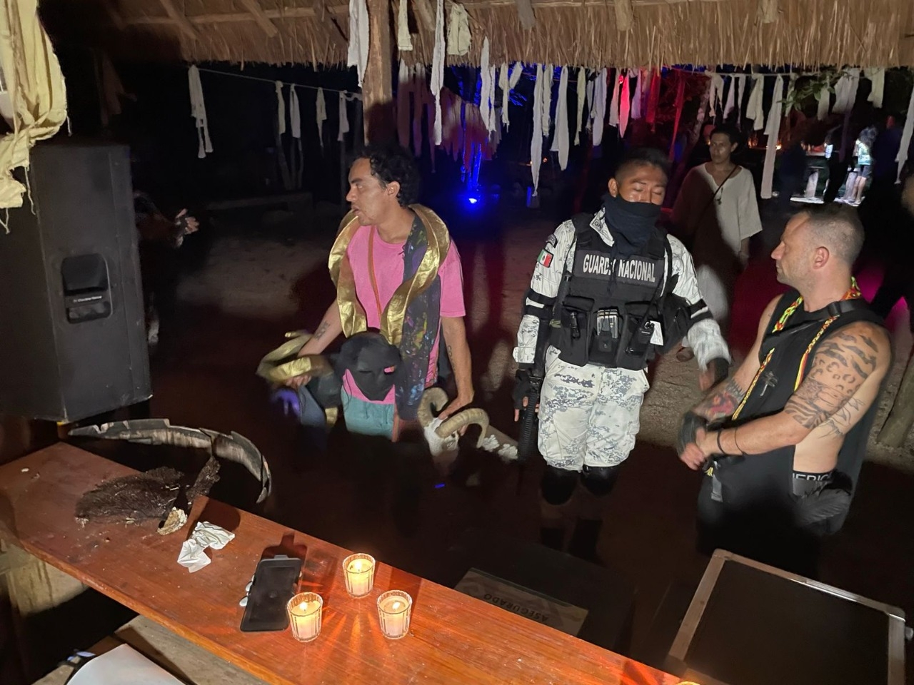 El personal de cofepris procedió a clausuran la fiesta clandestina además de reportar sustancias ilícitas que tiraban los asistentes cuando vieron que los seguían los agentes federales en carretera