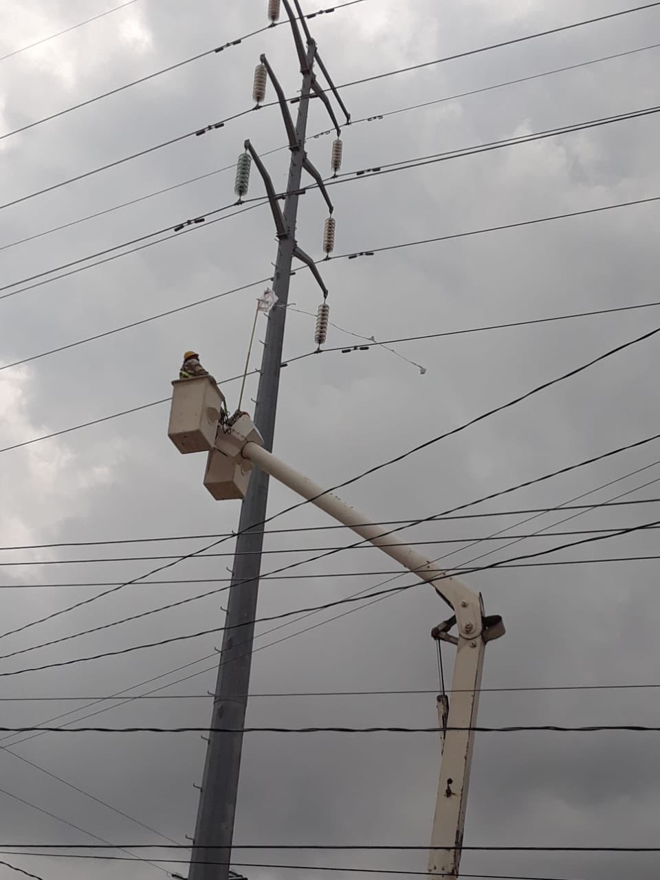 Las labores para restablecer al 100% la energía eléctrica continúan