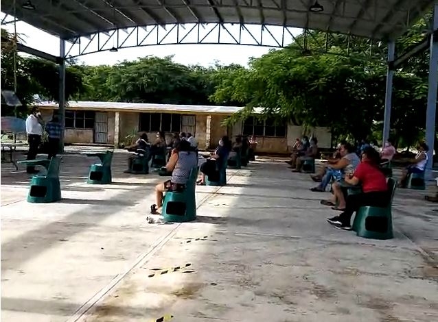 Los padres de familia destacaron el peligro que corren los estudiantes al estar en un espacio cerrado Los padres de familia destacaron el peligro que corren los estudiantes al estar en un espacio cerrado
