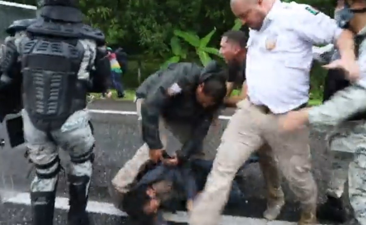 El video desató reacciones de indignación en redes sociales, pues los usuario criticaron y reprocharon que existe una abusiva política migratoria El video desató reacciones de indignación en redes sociales, pues los usuario criticaron y reprocharon que existe una abusiva política migratoria