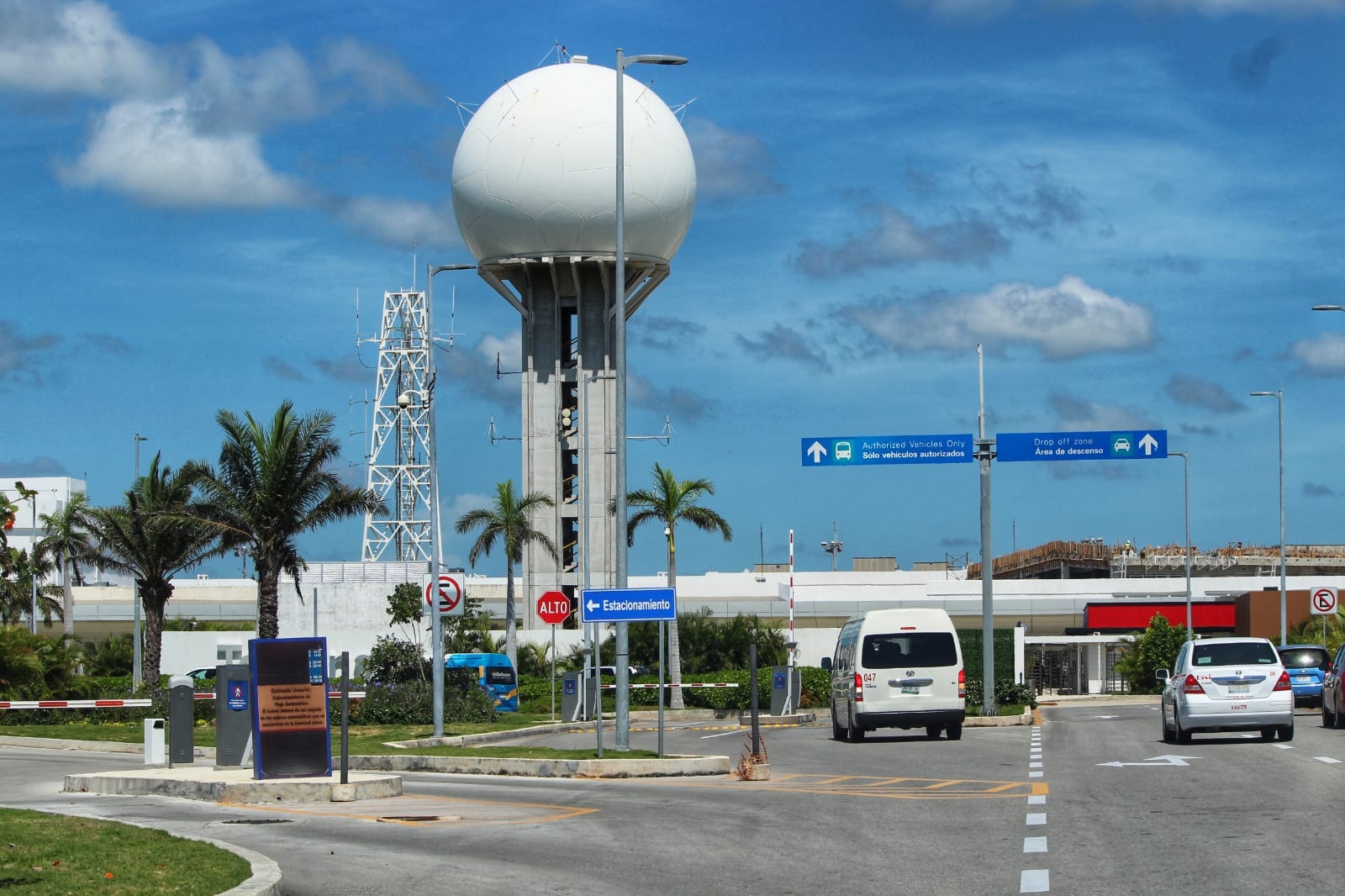 El Aeropuerto Internacional de Cancún mantiene la racha de los 4001 vuelos entre semana El Aeropuerto Internacional de Cancún mantiene la racha de los 4001 vuelos entre semana