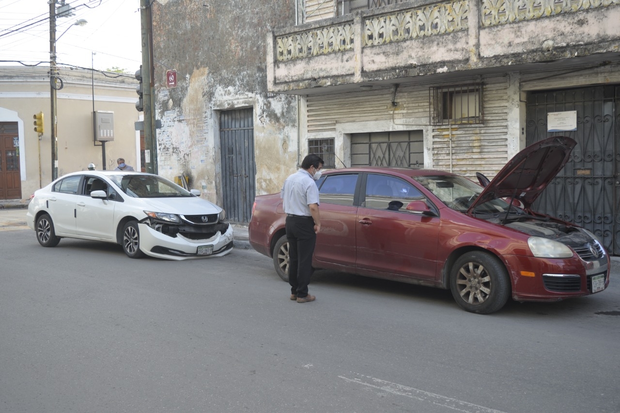 Los conductores de ambos autos llamaron a sus seguros Los conductores de ambos autos llamaron a sus seguros