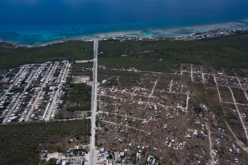 Dueños de predios en Mahahual han denunciado que un grupo de invasores se apoderan de sus terrenos, por lo que recurrieron a instancias federales Dueños de predios en Mahahual han denunciado que un grupo de invasores se apoderan de sus terrenos, por lo que recurrieron a instancias federales