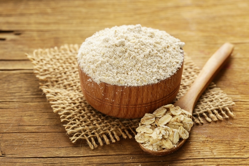 La harina de avena integral puede hacerse con cualquier tipo de avena, puedes usar los granos enteros, los de hojuelas o los medio triturarlos