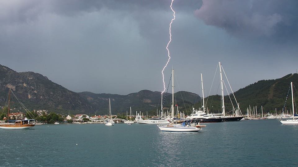 Las autoridades locales informaron que las víctimas fallecieron por el impacto del rayo, cuando cruzaban el río Padma Las autoridades locales informaron que las víctimas fallecieron por el impacto del rayo, cuando cruzaban el río Padma