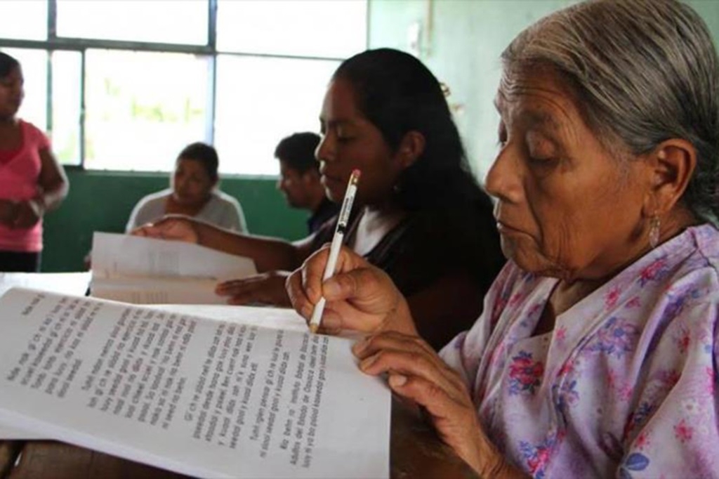 El rango de edad con más índices de analfabetismo son personas de entre 65 y 69 años