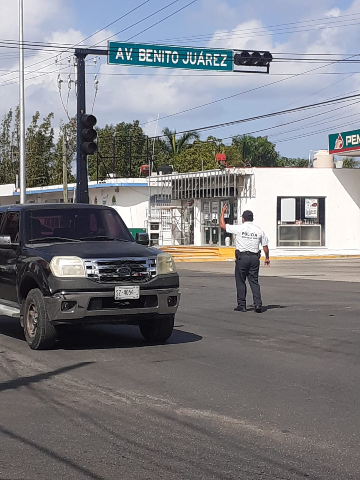 Hasta ahora, ya son cuatro horas que se cortó la energía eléctrica Hasta ahora, ya son cuatro horas que se cortó la energía eléctrica