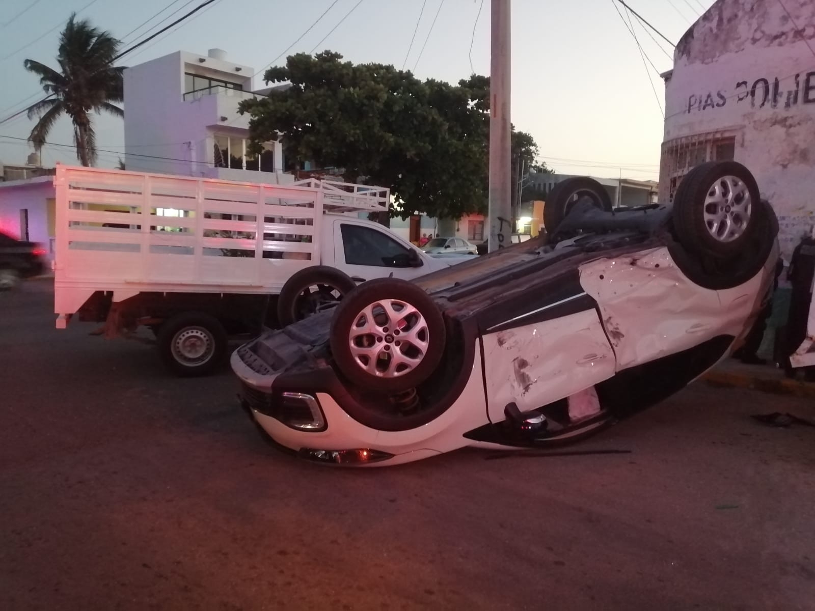 La camioneta se impactó conta un poste de luz tras el choque que dejó volcado el vehículo