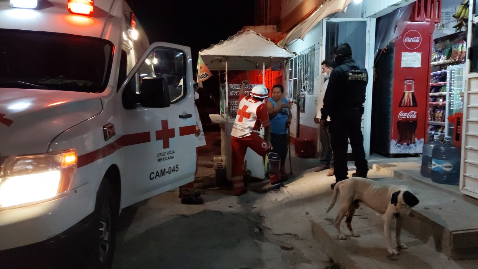 La mujer fue auxiliada por paramédicos de la Cruz Roja La mujer fue auxiliada por paramédicos de la Cruz Roja