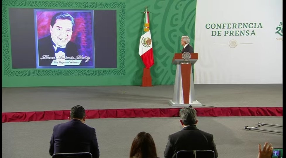 AMLO manda poner canción de Marco Antonio Muñiz: “Lamento Borincano”. "Qué voz de este señor", dice el presidente.
