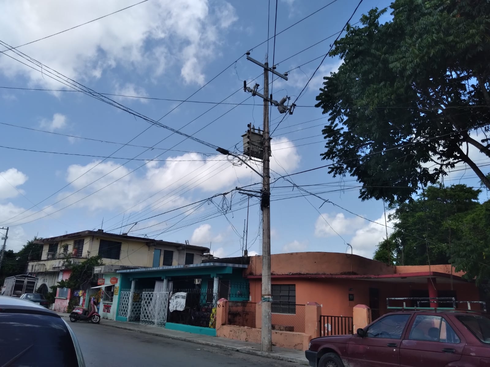 Habitantes señalaron que han reportado la situación a la Comisión Federal de Electricidad, sin embargo, no tienen respuesta