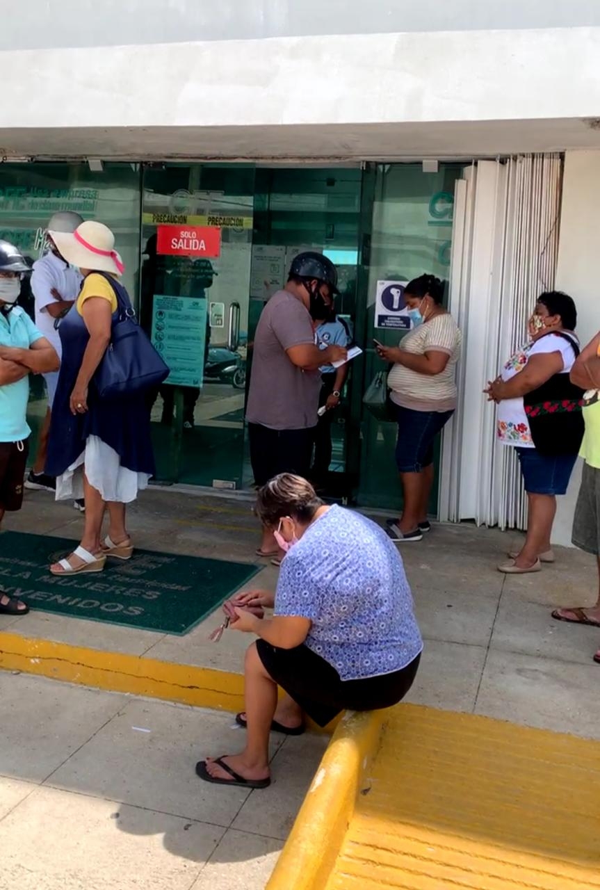 Los habitantes de la colonia La Gloria en Isla Mujeres indicaron que llevan tres días sin energía eléctrica en sus casas Los habitantes de la colonia La Gloria en Isla Mujeres indicaron que llevan tres días sin energía eléctrica en sus casas