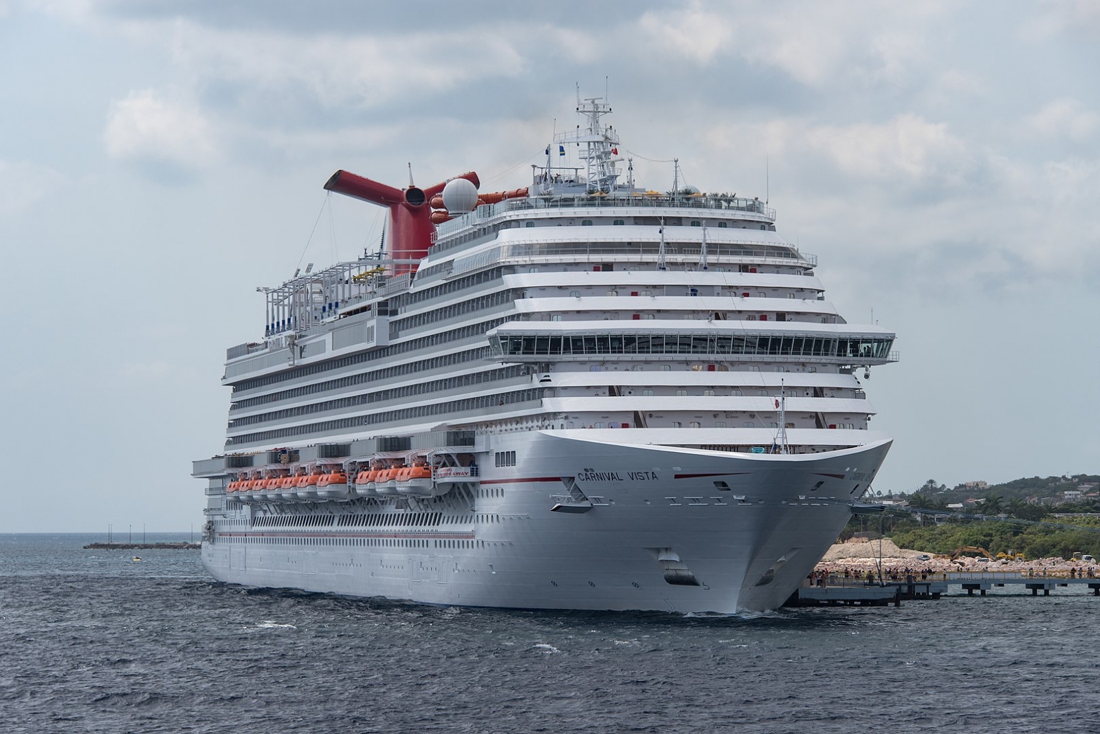 La naviera internacional busca evitar más casos positivos de COVID-19 al interior de sus cruceros con estas nuevas medidas