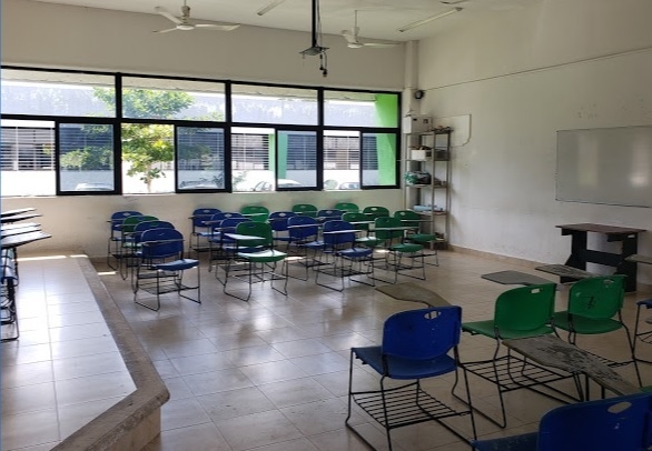 Los estudiantes regresarán a las aulas un año y medio después de que cerraron por la pandemia