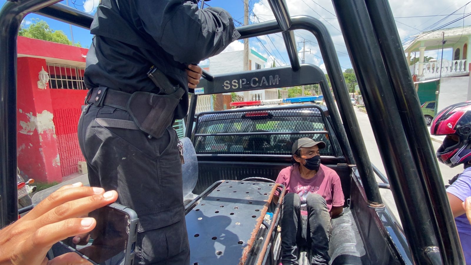 El hombre aseguró que no estaba robando y que él recolecta chatarra El hombre aseguró que no estaba robando y que él recolecta chatarra