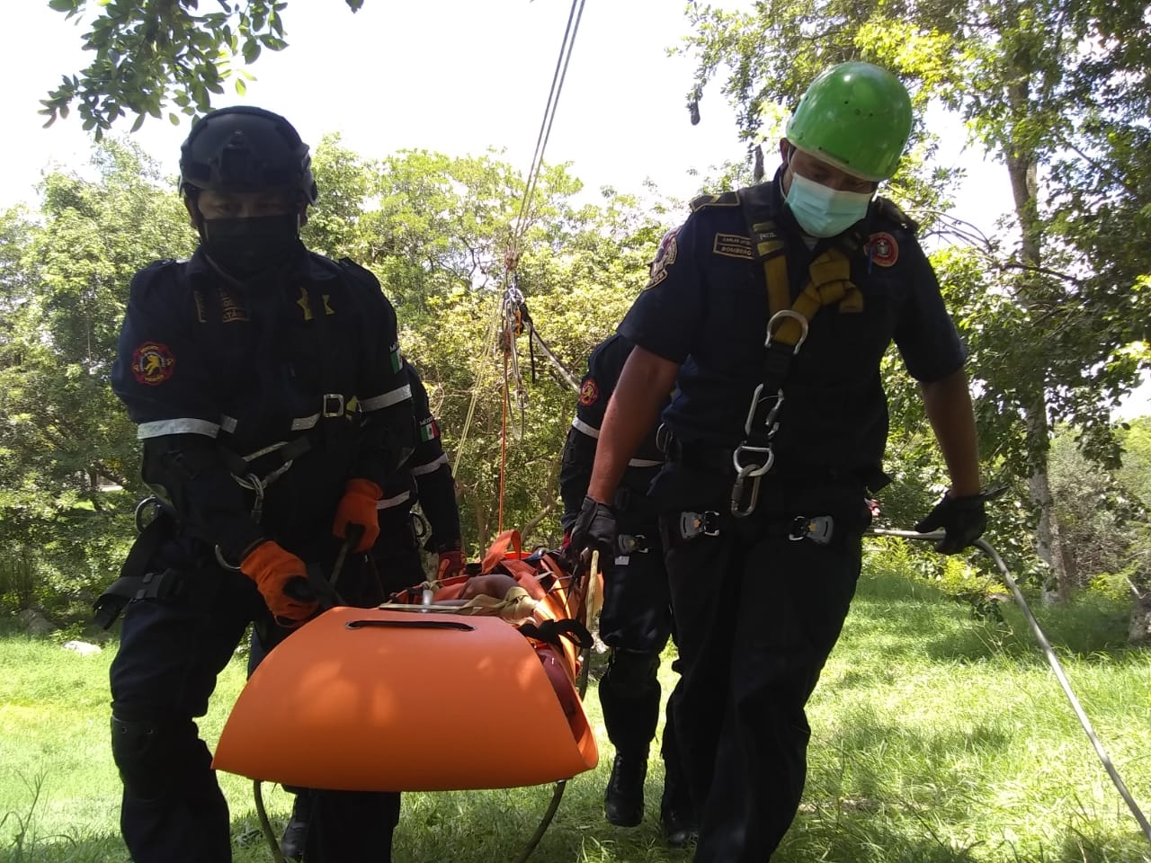 Los bomberos realizaron la práctica con una camilla que simula el peso real de un cuerpo para ser trasladado en situaciones adversas Los bomberos realizaron la práctica con una camilla que simula el peso real de un cuerpo para ser trasladado en situaciones adversas