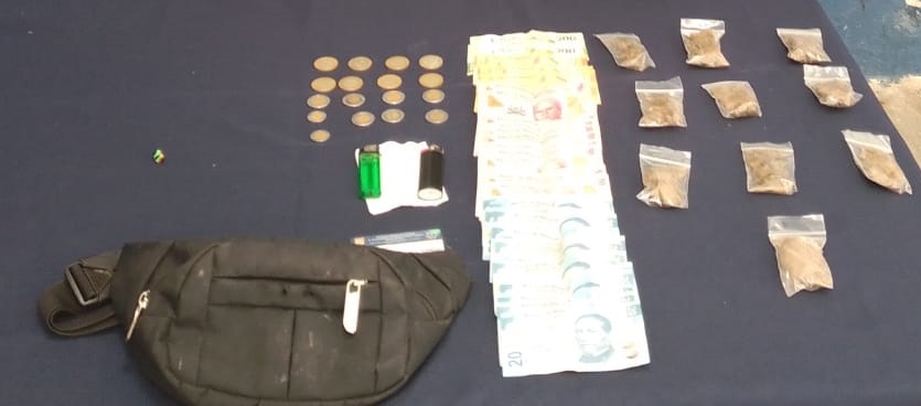 El hombre fue detenido en posesión de 10 bolsas de marihuana El hombre fue detenido en posesión de 10 bolsas de marihuana
