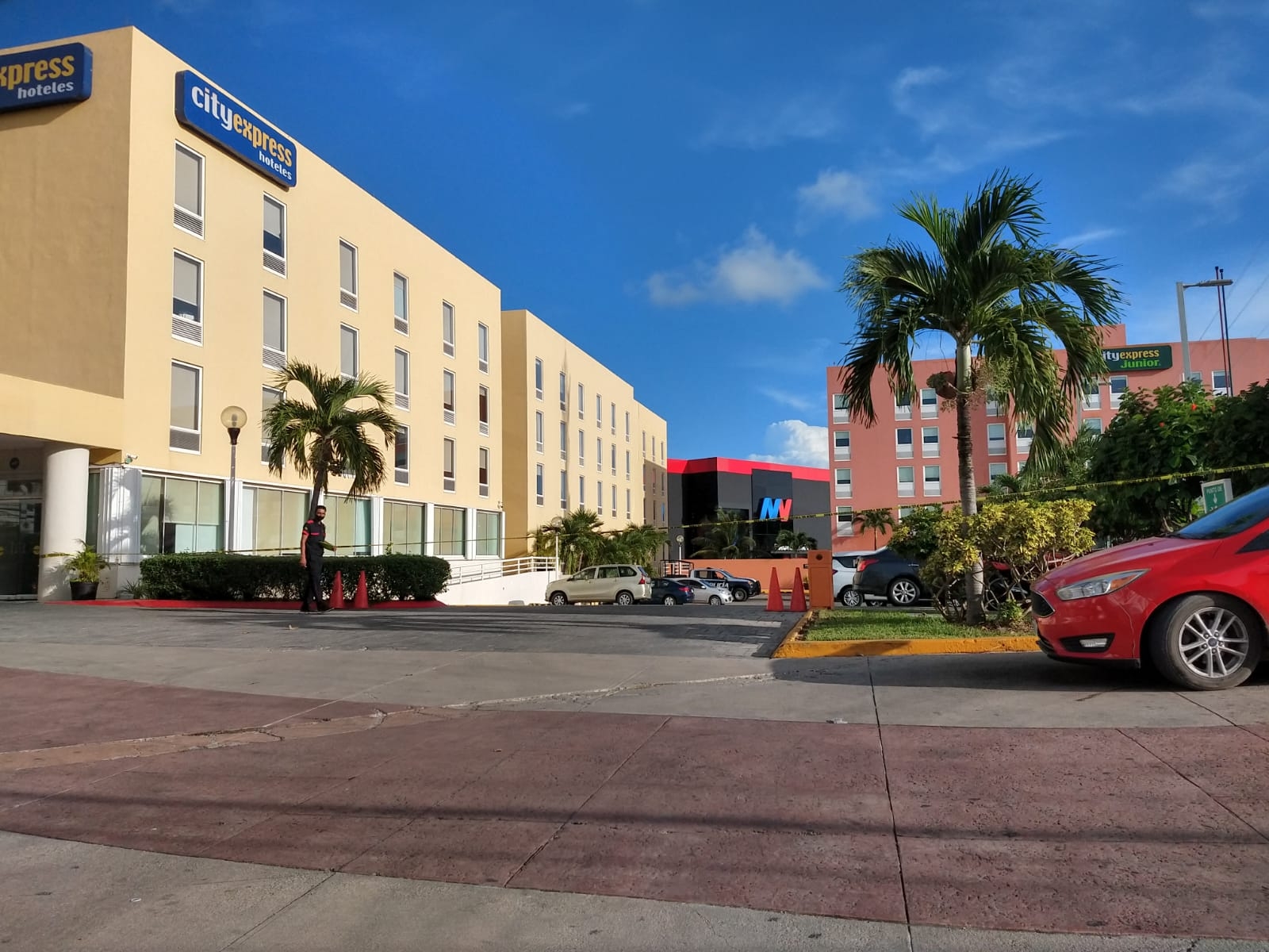 El hotel se encuentra la Supermanzana 8, frente a Plaza las Américas El hotel se encuentra la Supermanzana 8, frente a Plaza las Américas