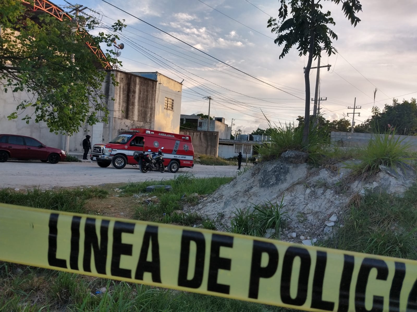 La unidad presentaba alrededor de 15 impactos de bala en la puerta del conductor