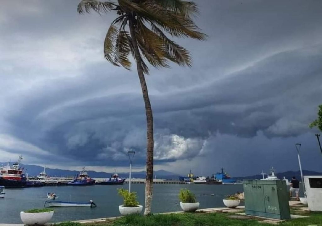 Actualmente, se encuentra a 345 kilómetros al Sur de Lázaro Cárdenas, Michoacán, y a 485 kilómetros al Sur-Sureste de Manzanillo, Colima Actualmente, se encuentra a 345 kilómetros al Sur de Lázaro Cárdenas, Michoacán, y a 485 kilómetros al Sur-Sureste de Manzanillo, Colima