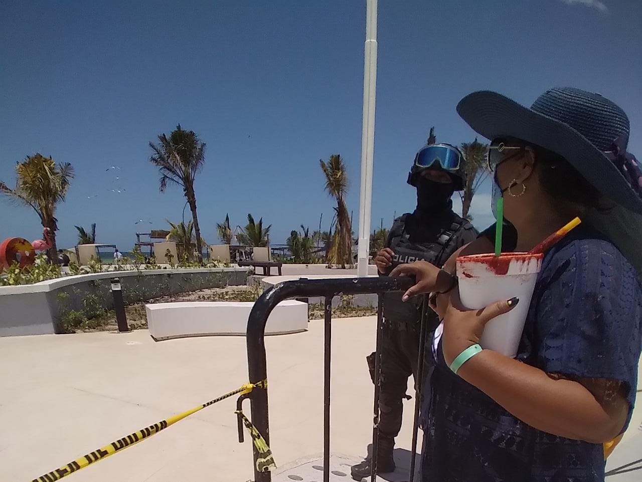 'Todos son turistas, no importa de donde vengan, pero no los puedo dejar pasar' les mencionó el oficial