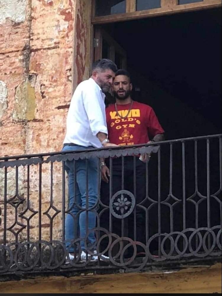 Maluma vino acompaño de su padre y han estado en algunas reuniones privadas