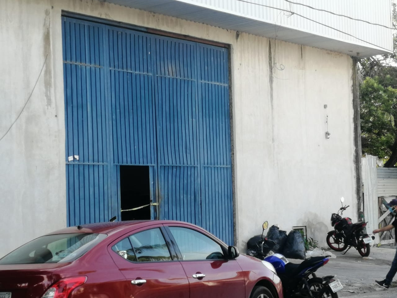 Las autoridades acordonaron la entrada de la bodega en Chetumal para realizar las investigaciones correspondientes Las autoridades acordonaron la entrada de la bodega en Chetumal para realizar las investigaciones correspondientes