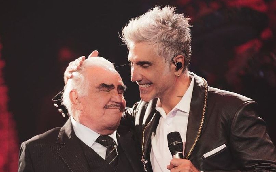 "El Potrillo" da serenata; dedica presentación a Vicente Fernández