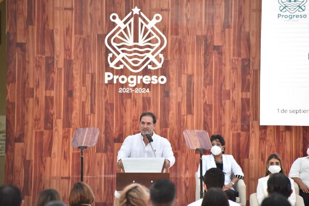 Llamó la atención que numerosas cuadrillas de Policía Municipal custodiaron la manzana donde se realizó la toma de protesta Llamó la atención que numerosas cuadrillas de Policía Municipal custodiaron la manzana donde se realizó la toma de protesta