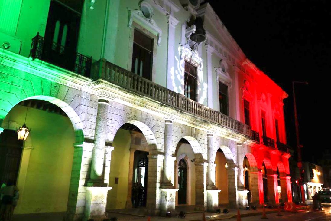 Para no dejar pasar inadvertidas las celebraciones patrias, iluminaron el palacio con los colores de la bandera del país Para no dejar pasar inadvertidas las celebraciones patrias, iluminaron el palacio con los colores de la bandera del país