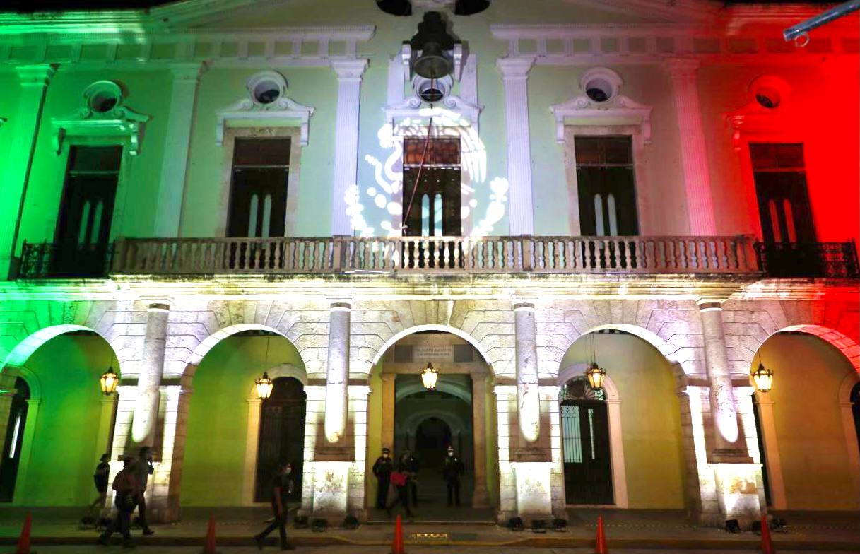 Con motivo del 211 aniversario de la idependencia de México, el Palacio Municipal se iluminará cada noche hasta el 30 de septiempre