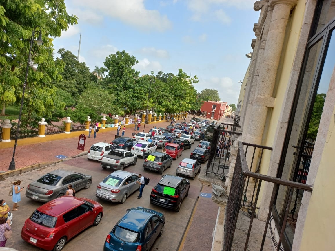 La caravana de vehículos tapó toda la calle frente al Palacio Municipal La caravana de vehículos tapó toda la calle frente al Palacio Municipal