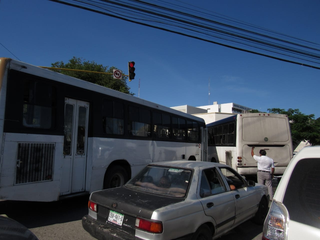 Mérida: Choque entre camiones ocasiona caos vial en la Avenida Itzáes