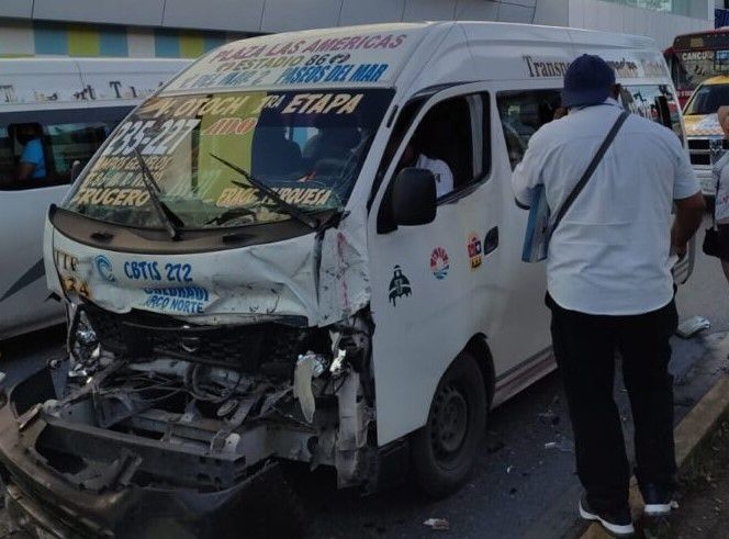 Testigos refieren que el conductor de la combi resultó prensado, pero afortunadamente fue rescatado por los bomberos Testigos refieren que el conductor de la combi resultó prensado, pero afortunadamente fue rescatado por los bomberos