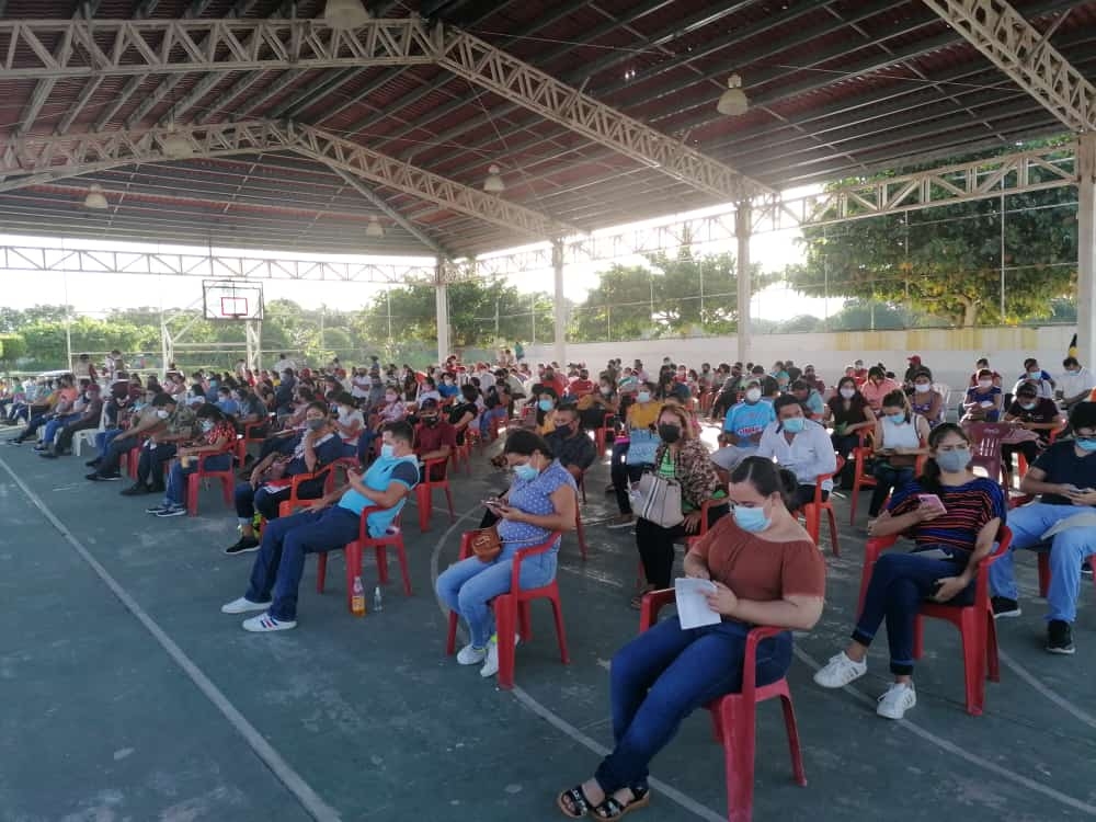 Gracias al cambio de sede, las personas pudieron esperar su aplicación en un lugar con sombra y sentados Gracias al cambio de sede, las personas pudieron esperar su aplicación en un lugar con sombra y sentados