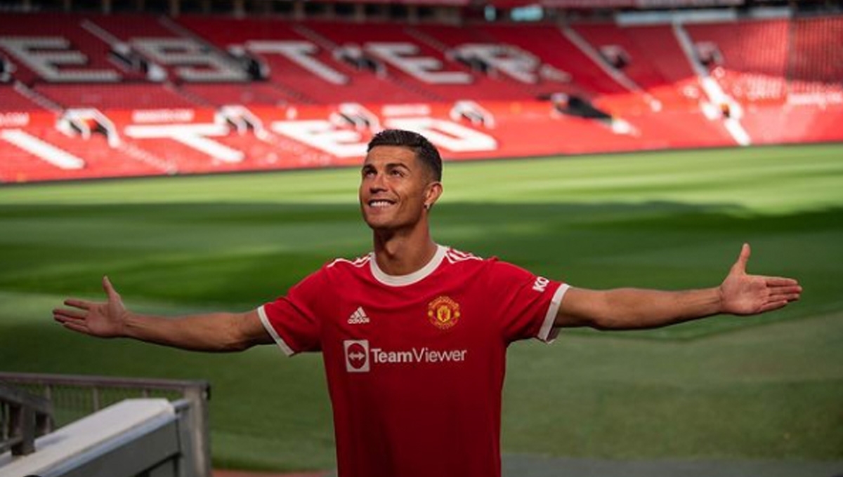 Cristiano Ronaldo hizo un berrinche al término de un partido del Manchester United y agredió a un fan del club
