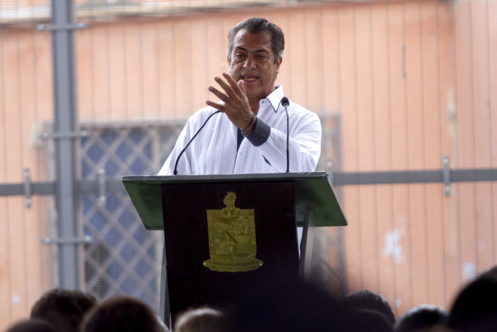 'El Bronco' hace campaña de vacunación al estilo “Matrix”