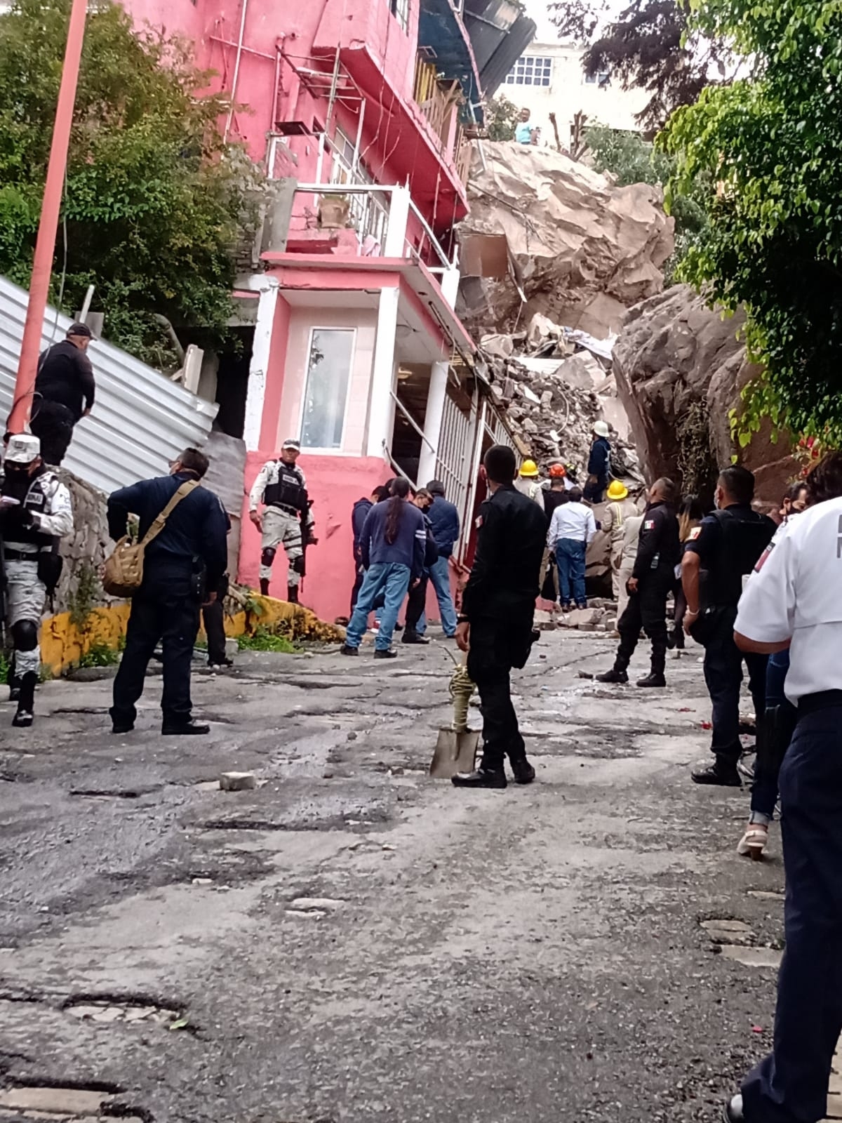 Suman 10 desaparecidos y 200 personas afectadas por derrumbe del Cerro del Chiquihuite