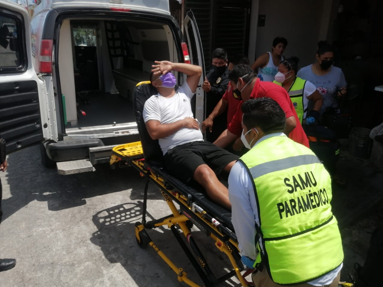 El hombre fue trasladado a un hospital para atender sus heridas El hombre fue trasladado a un hospital para atender sus heridas