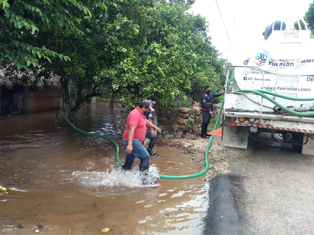 Pipas de bombeo trabajan en el desazolve del agua estancada en terrenos y viviendas