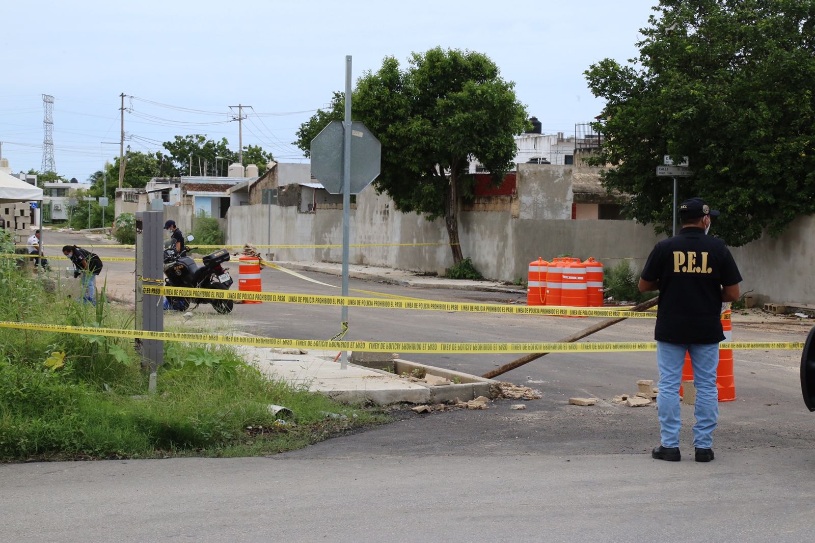 Según se dijo, el oficial fue atacado, golpeado y herido, ante lo cual usó su arma de cargo Según se dijo, el oficial fue atacado, golpeado y herido, ante lo cual usó su arma de cargo