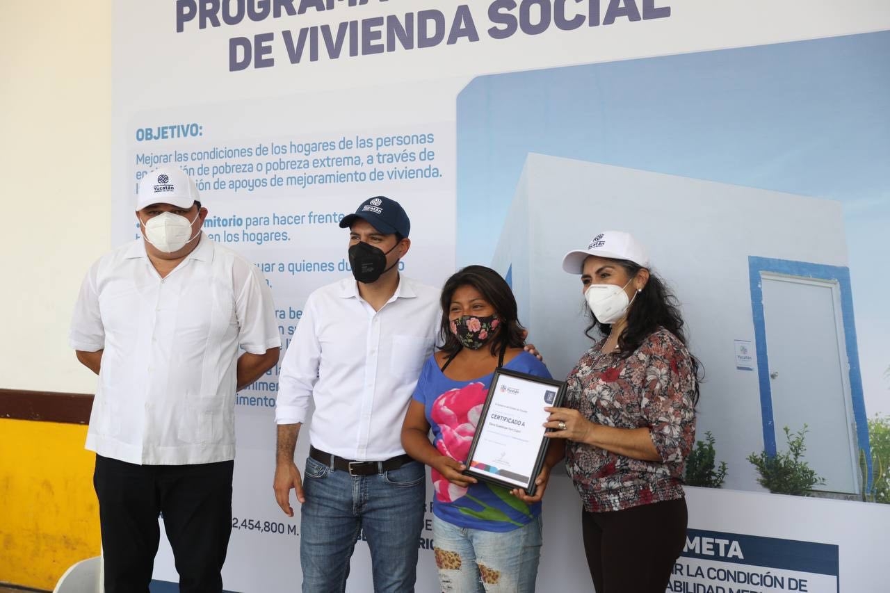 El gobernador del estado hizo la entrega de 35 certificados de construcción de cuardos de vivienda