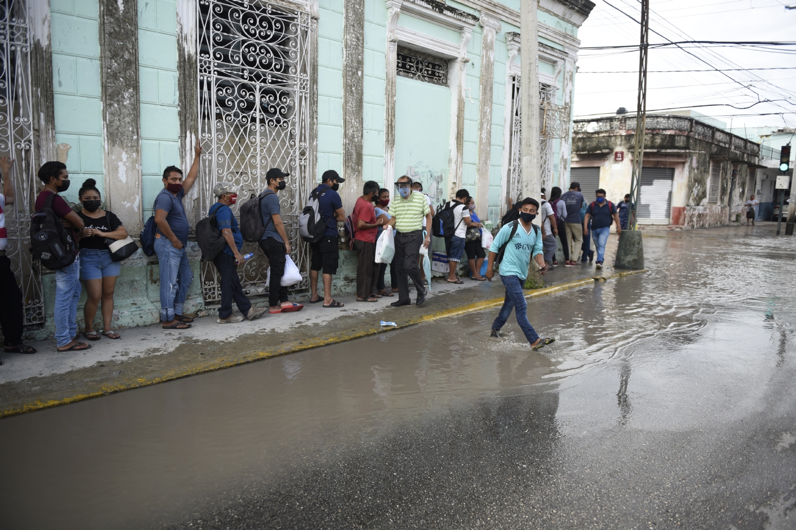 Las autoridades movilizaron a su personal para atender las llamadas por caída de árboles y encharcamientos