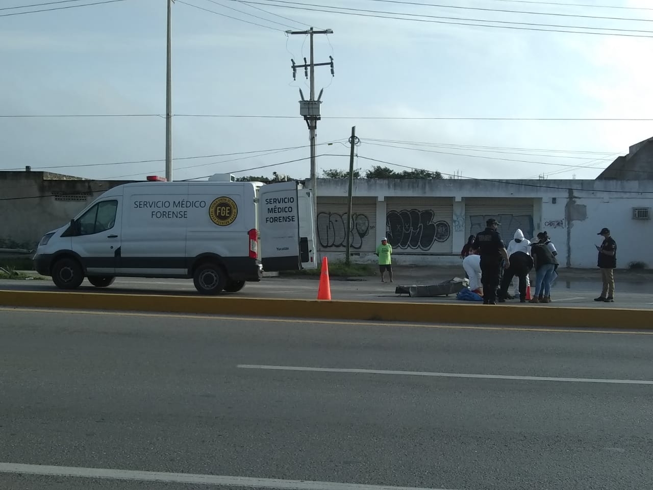 En el lugar se encuentran los servicios periciales realizando las investigaciones correspondientes En el lugar se encuentran los servicios periciales realizando las investigaciones correspondientes