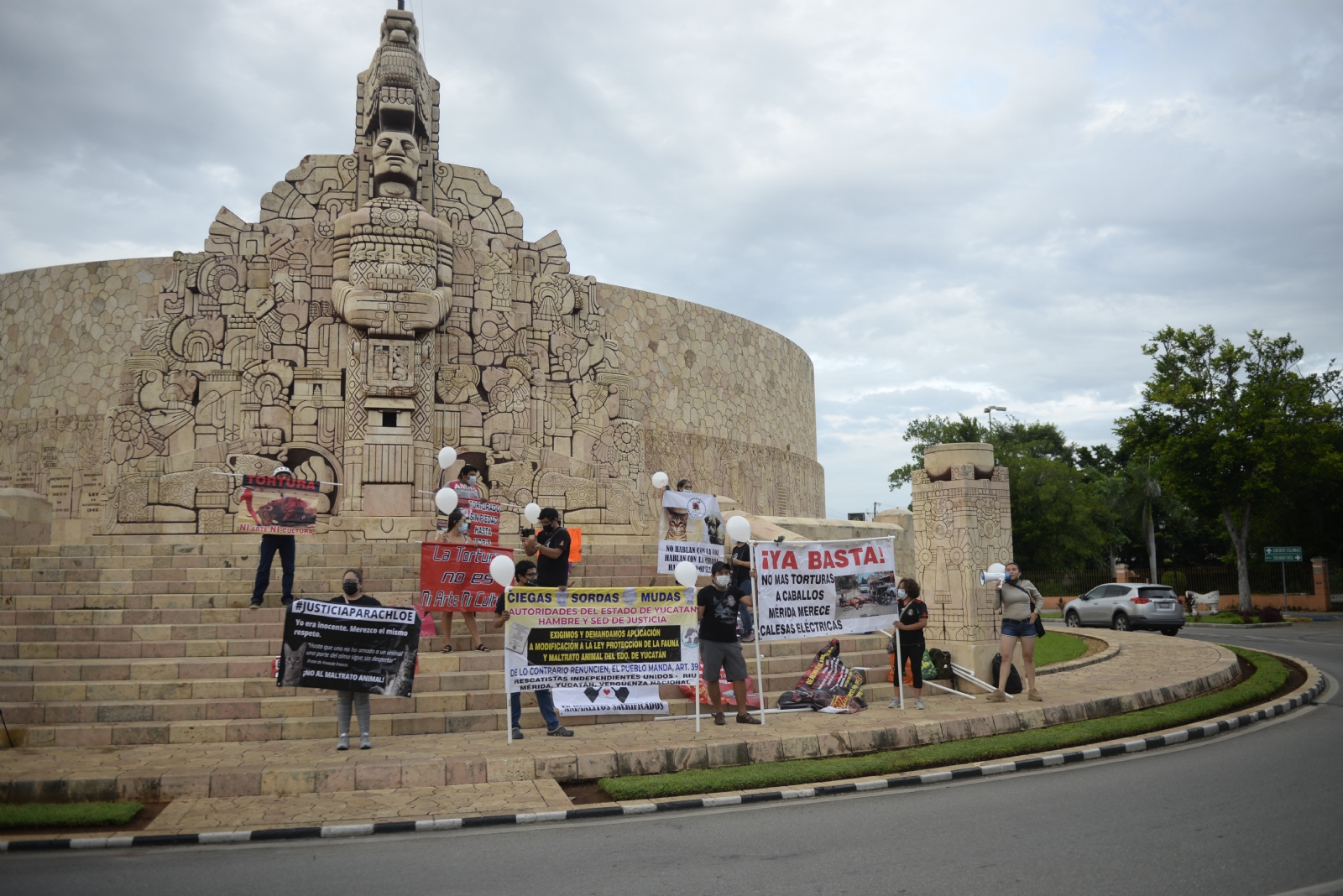 Activistas se manifiestan en el Monumento a la Patria en contra del maltrato animal Activistas se manifiestan en el Monumento a la Patria en contra del maltrato animal