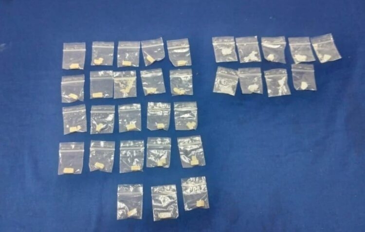 Al solicitar una inspección, los elementos policiacos encontraron varias bolsitas con lo que parecía ser droga